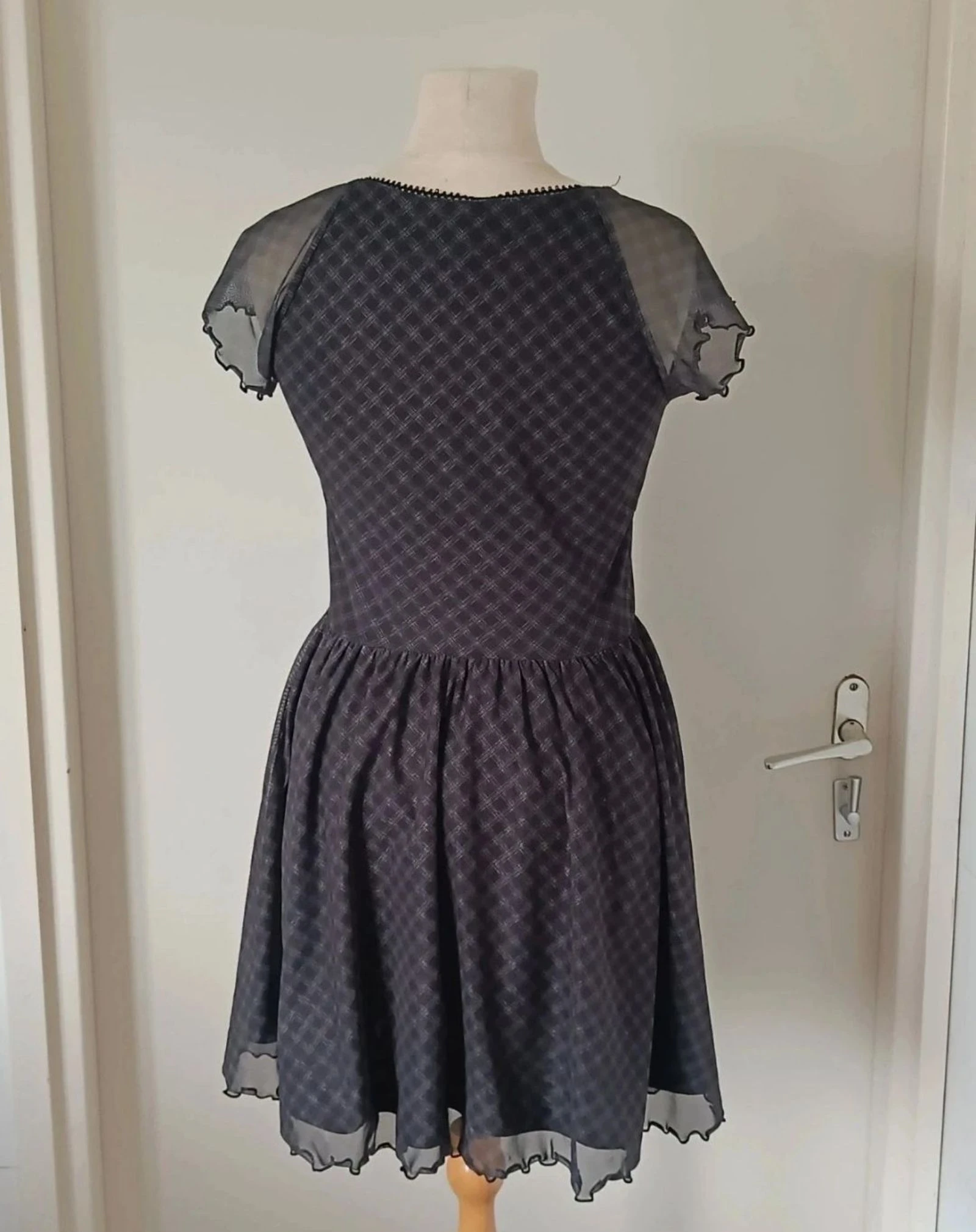 Elegant zwart jurkje met transparante mouwtjes en onderjurk, maat S – photo 4